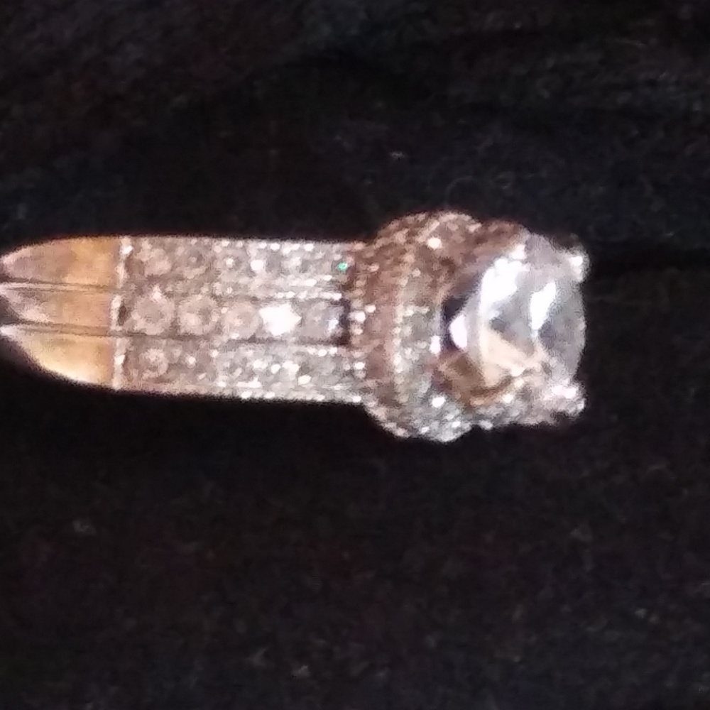 CUBIC ZIRCONIA DIAMOND RING - Picture 3 of 4